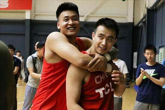中国男篮归化真相找到，CBA只能培养亚洲球员，穷人12岁退役...