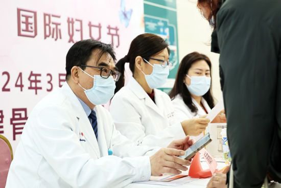 “三八”国际妇女节： 上海<em>医生免费</em>义诊 关爱女性骨骼健康
