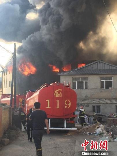 哈尔滨一<em>床垫厂</em>起火 目前正在救援