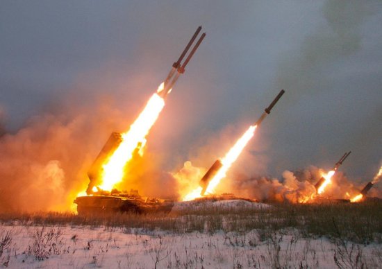 俄重型火焰喷射器在顿涅茨克发射温压弹，比核战争更恐怖