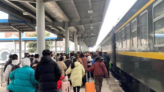 国铁郑州局迎来春运客流最高峰 预计发送旅客79.1万人次