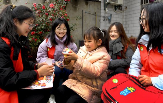 1月21日，蚌埠医科大学精神卫生学院4名大学生志愿带着徐郢村20...