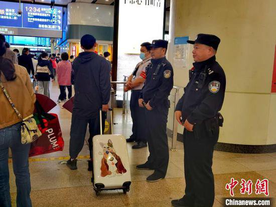 “五一”假期迎返程高峰 北京警方护航出行平安