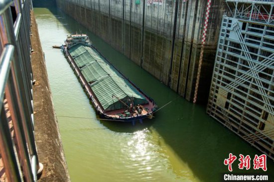 中国天然河流过货量最大船闸疏堵解难 “黄金水道”再提速