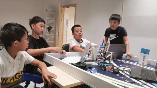 深圳市百仕达小学选手获世界机器人大赛冠军
