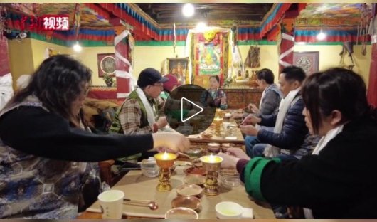 西藏拉萨:外国游客体验藏香制作