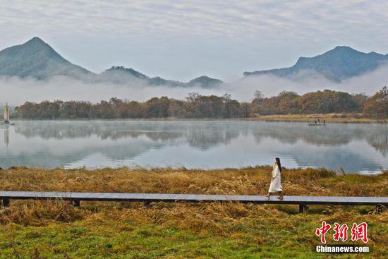 湖北神农架：雾气绕千山 秋景美如画