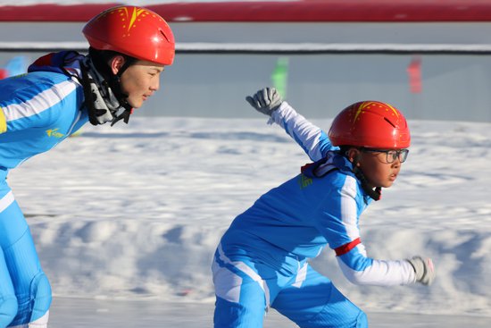 新疆生产建设兵团第十一届青少年速滑锦标赛：追风少年 冰上竞速