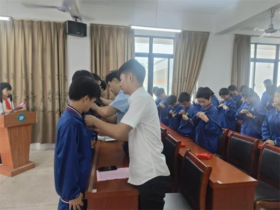 寻乌县第三中学开展离队入团仪式活动