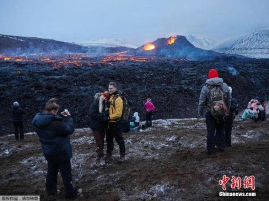 冰岛火山出现新的火山喷发裂缝 上百人紧急撤离