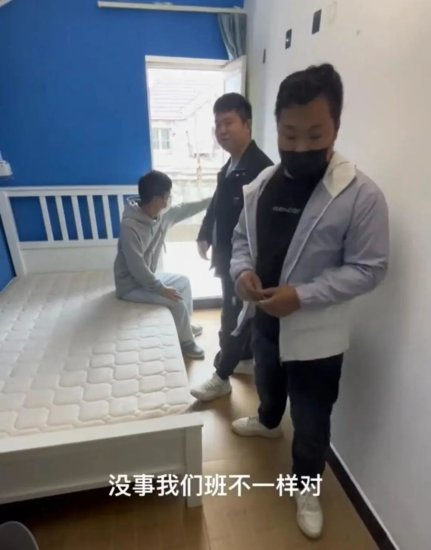 上海3小伙合租8平米<em>单间</em>，轮睡1米宽<em>小</em>床，撕开了穷人的遮羞布