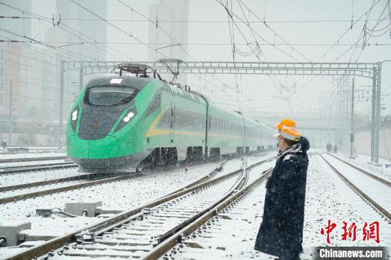 <em>西安铁路</em>局积极应对雨雪冰冻天气 全力确保旅客出行安全