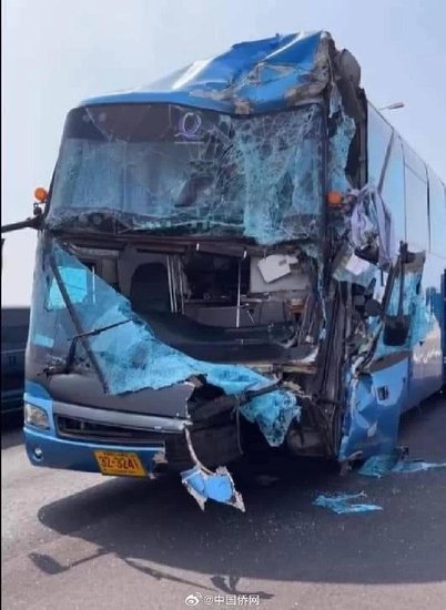 <em>泰国</em>一载有中国游客大巴发生交通事故 近30人受伤