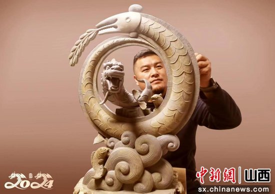 山西工艺美术大师张国梁创作龙年生肖雕塑《鲤鱼跃龙门》