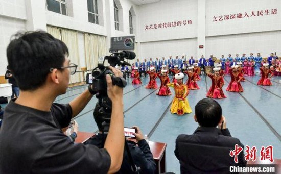 华媒观看新疆<em>维吾尔</em>木卡姆表演 感受少数民族文化传承与发展