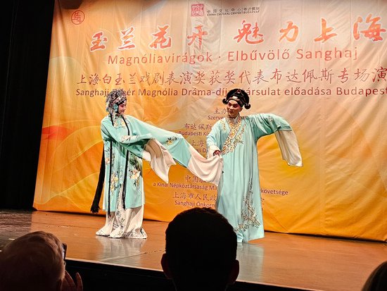 上海白玉兰戏剧表演艺术奖获奖代表专场演出在布达佩斯举行