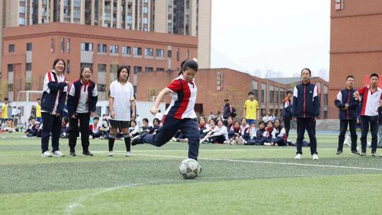 重庆七中沙滨学校举行第二届“悦运动•阅青春”校园体育节