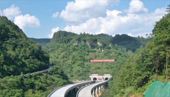 <em>贵州</em>高速公路第一竖井子母岩特长隧道竖井贯通