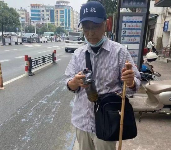 83岁老人独自<em>坐车</em>从杭州到天台，在公交车站转了一圈又一圈……