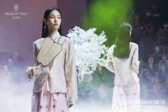 牡丹亭·韩2023春夏品牌发布：为<em>独立自信</em>女性而设计的国风时装...