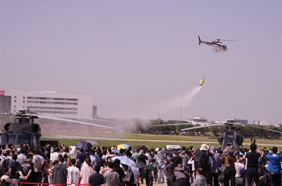 飞行表演<em>精彩绝伦</em> 第六届中国天津国际直升机博览会开幕