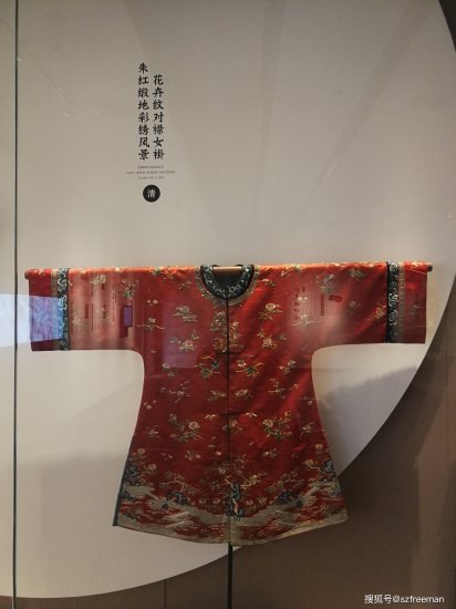 <em>参观丝绸博物馆</em>，欣赏从古流传至今的精妙工艺