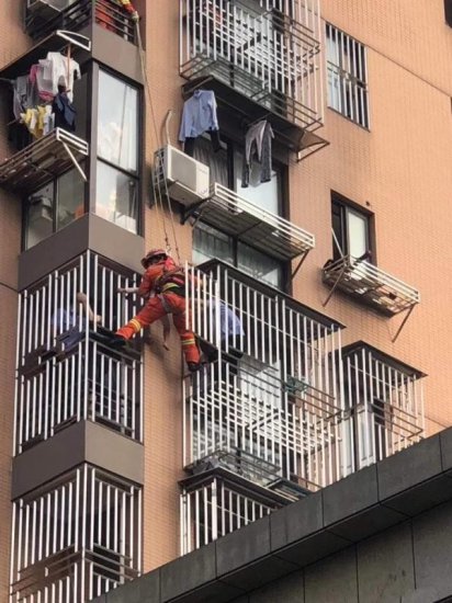 杭州一小孩从阳台跌落悬挂6楼<em>窗外 有人</em>挺身而出
