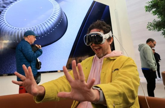 科技创新世界潮|融合数字世界和物理世界，苹果新眼镜展现虚拟...