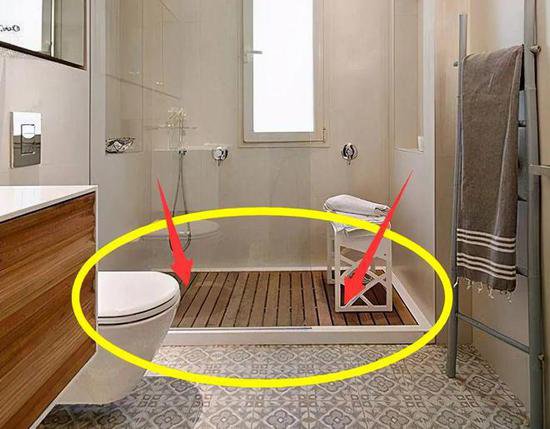 越来越多人淋浴房不装地漏了，都流行用这种，头次见这样做排水