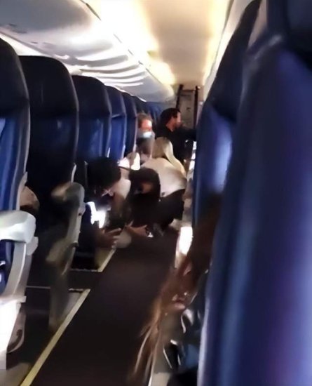 墨西哥一飞机突然遭枪击！乘客<em>趴在地上</em>，躲避子弹