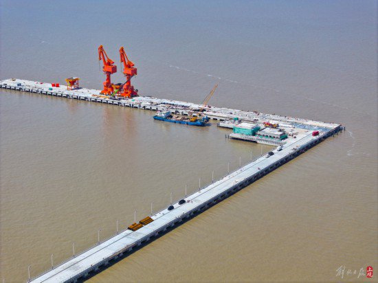 国内首个外港海域全装配式码头主体完工