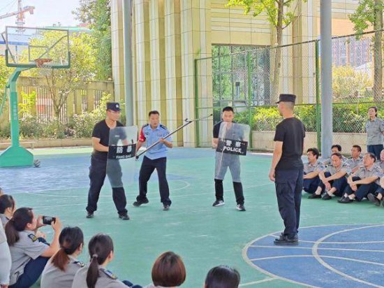 重庆警方全力护航“开学季” 铺就师生返校“平安路”