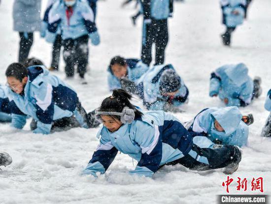 乌鲁木齐持续降雪 小学生<em>雪中玩耍</em>打雪仗