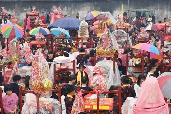 广东揭阳：村民“摆粿架”祈求新年风调雨顺