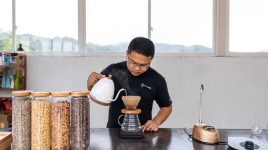 种植<em>咖啡豆</em>的中国茶农，协助云南咖啡走向世界的荷兰人