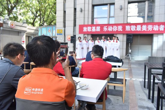 中国职工之家“暖心驿站”为户外劳动者搭起演出舞台