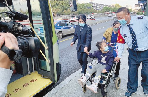 这份约定太温暖，杭州一公交为9岁轮椅女孩设立特殊专线