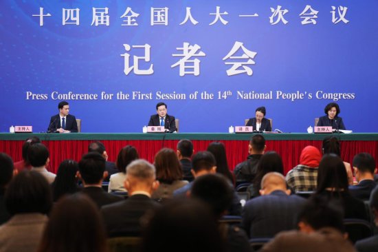 外交部长秦刚就中国外交政策和对外关系回答中外记者提问