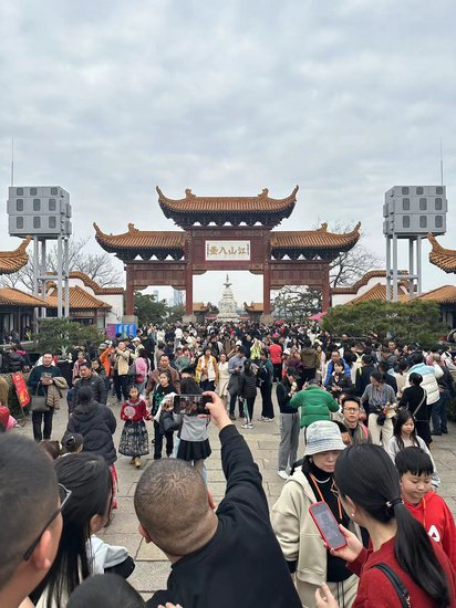 黄鹤楼春节游客爆满 湖北省外游客占比超八成