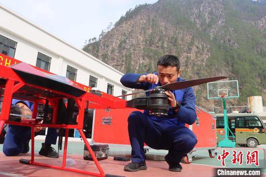 西藏察隅县森林消防中队开展无人机操控训练、装备保养 为消防...