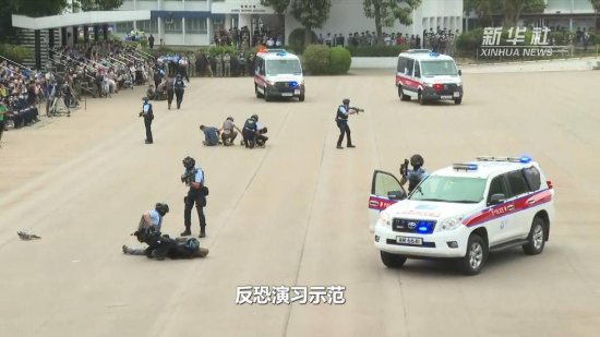 香港<em>警察</em>首次以中式步操亮相 反恐演习<em>超级</em>燃