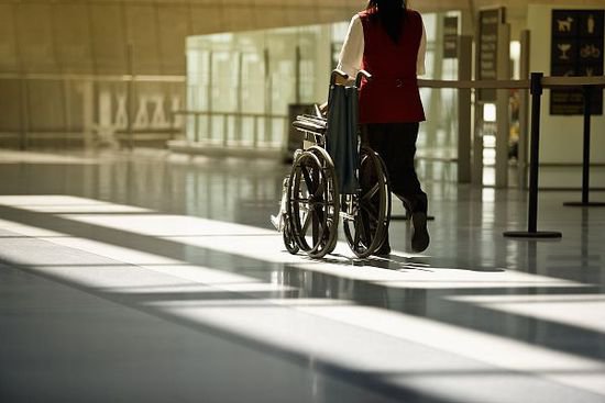 航司“拒载”轮椅旅客，道歉以后还应反思什么？