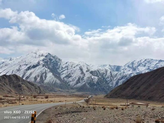 新疆和静：巴音布鲁克四月春雪惹人醉