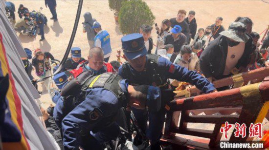 布达拉宫消防大队护航25位残障人士游览