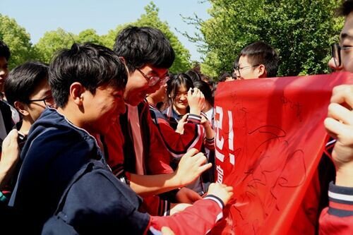 许昌市第八中学开展防溺水警示教育暨宣誓签名活动