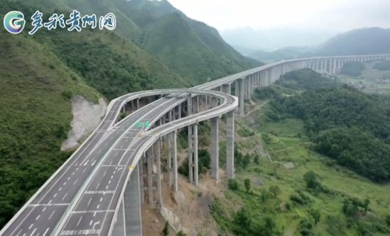 贵州“可掉头的高速”引发游客打卡<em> 官方</em>：请勿停车拍照