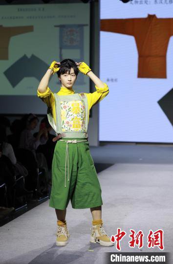 青年设计师推动汉服时尚化：让中式审美“出圈”