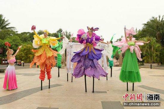三亚亚龙湾<em>热带天堂</em>景区举行"玫瑰赋岛"艺术巡游展演