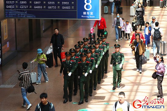 <em>五一假期</em>，北京武警坚守战位守护旅客平安出行
