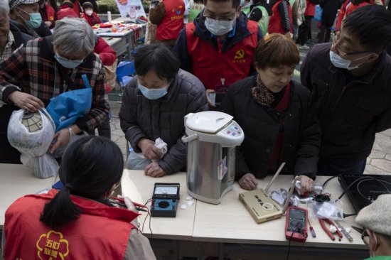 上海这个社区有位<em>电器</em>“女医生”，30年来为居民“复活”老旧...